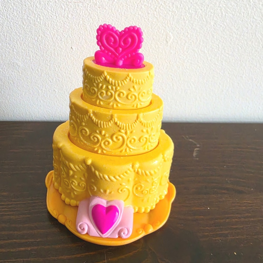 Hasbro Littlest Pet Shop LPS Yellow Tiered Birthday Cake Accessory 2005 Heart
